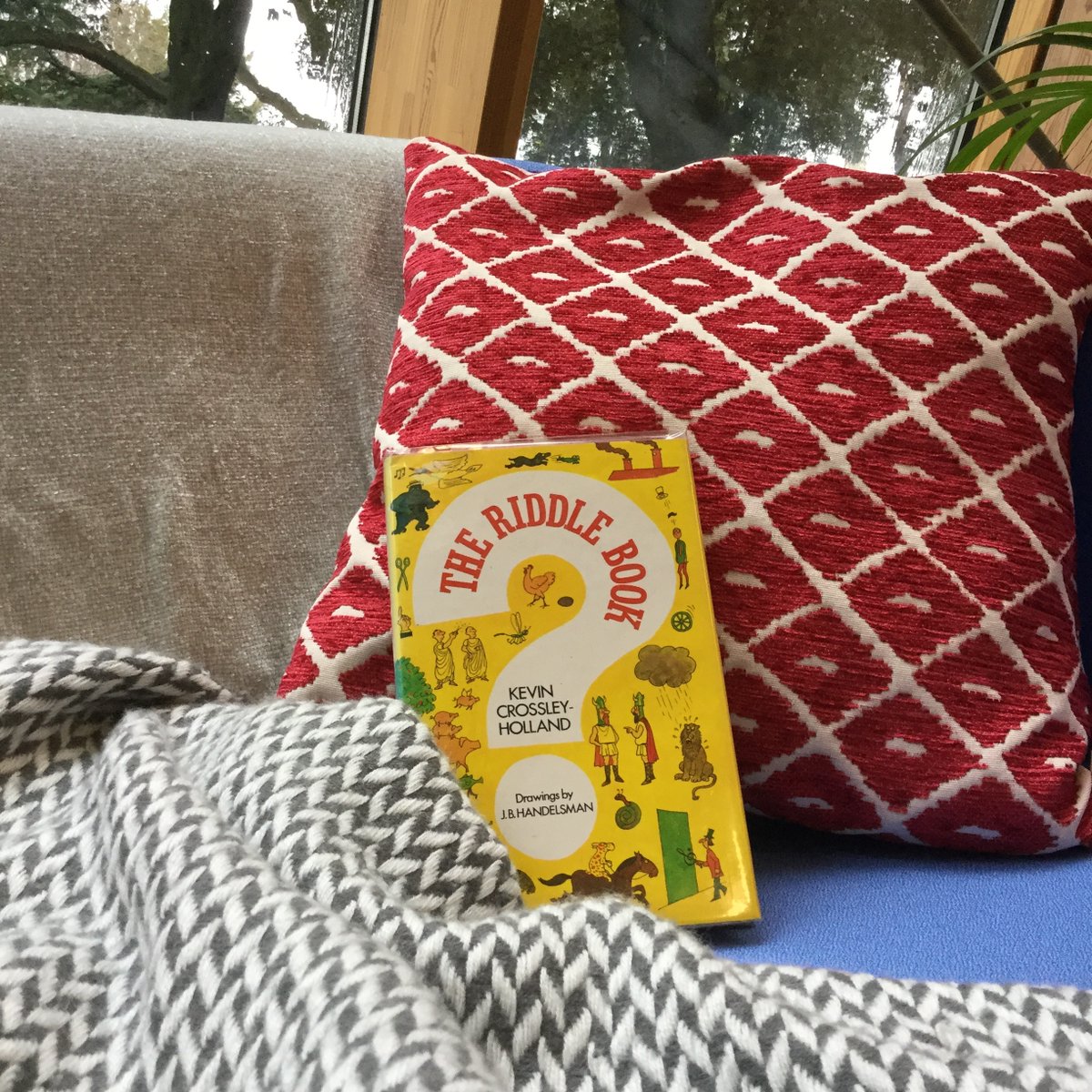 edfaclib's tweet photo. Nothing like curling up in the #LibraryLivingRoom on a rainy day and exploring the collection.
Find this classic Riddle Book from #KevinCrossleyHolland, in the poetry section!
Any guesses?
#FoundintheLibrary
#RainyDayReads
#EdFacLibraryLife
#KidsBooksAreHard https://t.co/x6v4XmL7pU
