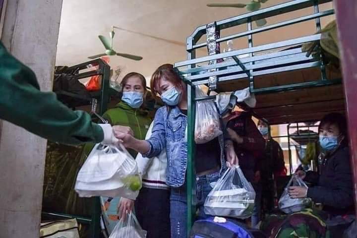 HuynTra91927679's tweet photo. #20Kr_YTN_ApologizetoVietNam 
Đây là hình ảnh những người chiến sĩ đã nhường chỗ ở của mình cho người bị cách li .Các anh phải sống trong điều kiện khó khăn thiếu thốn về vật chất nhưng tình thần thì không .Lúc nào các anh cũng vui vẻ và lạc quan...❤❤ https://t.co/hKTG4H0hTO