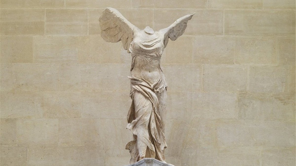HistoriaNG's tweet image. Hoy vamos a diseccionar una figura que no tiene ni pies ni cabeza. Tampoco tiene brazos, pero eso sí, cuenta con un par de alas espléndidas. Adelante con el hilo de #arte de la Victoria de Samotracia.