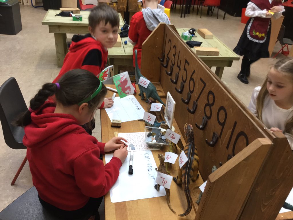 PPSMrsBeard2JB's tweet photo. Year2 are applying their maths skills in real life situations. We had to pay for the dinosaurs that we bought and work out how much change we should get.@PPSMathsandNum https://t.co/jHIRGSwVhs