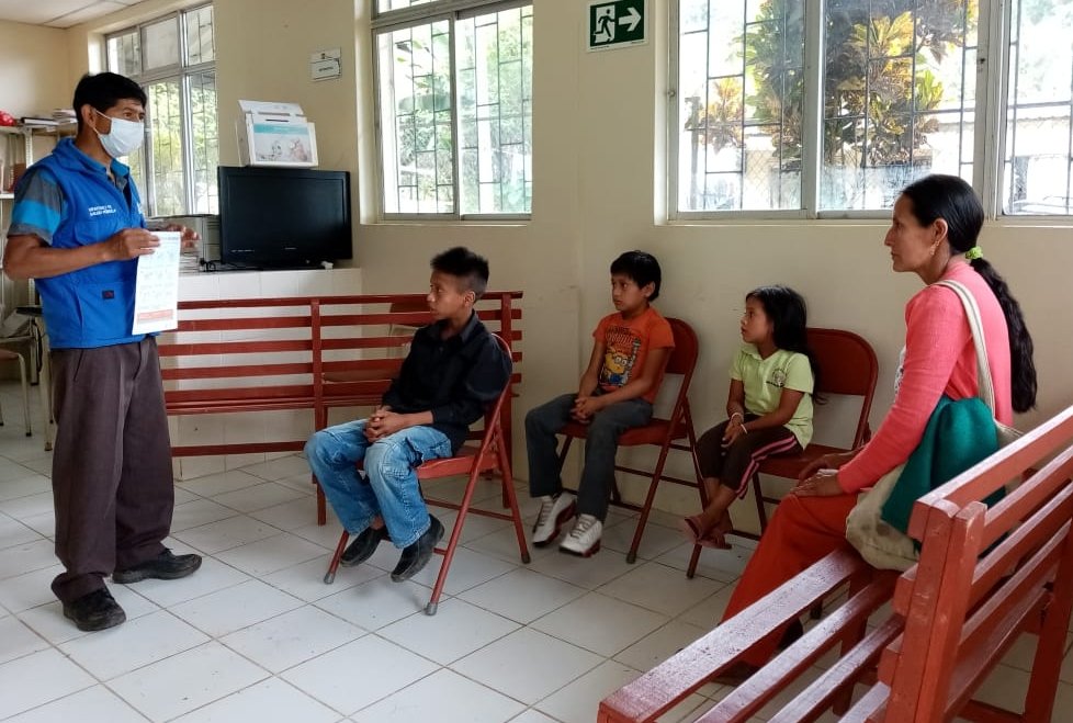 DPS_LosRios's tweet photo. #Bolívar | Personal de salud del distrito Guaranda, socializa medidas de prevención contra el #Coronavirus #CODIV19.También se promueve el correcto #LavadoDeManos,  protegiendo así a la población de contraer enfermedades respiratorias y gastrointestinales.
#SaludParaTodos https://t.co/E9DEygiMKd
