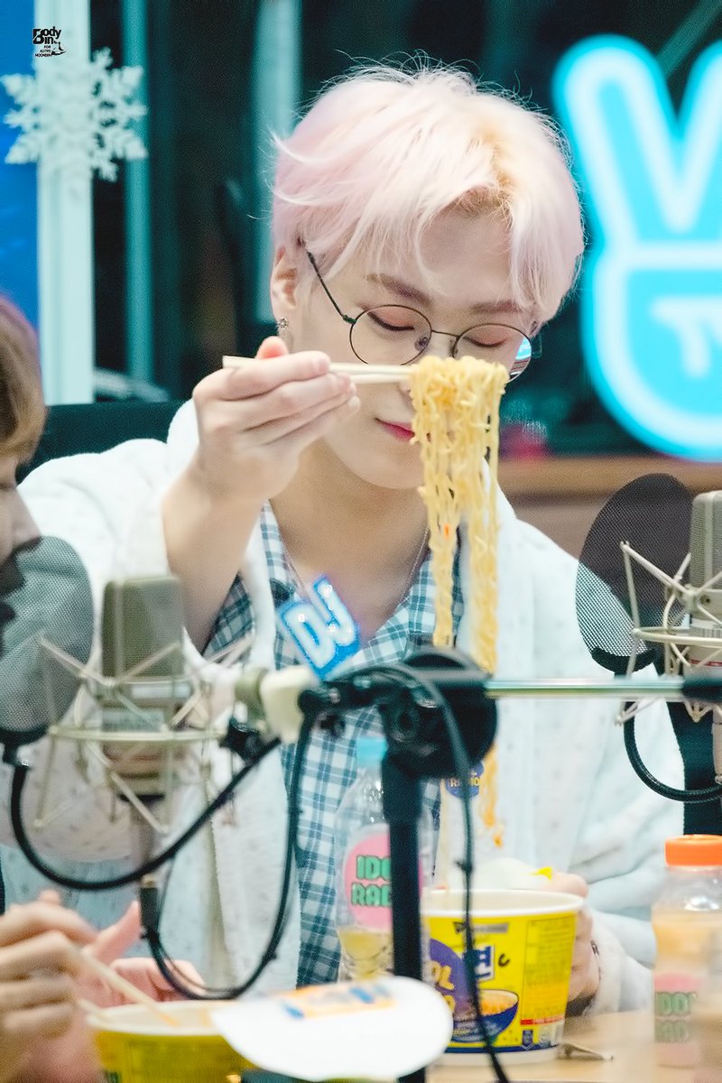BodyBin_0126's tweet photo. 181226 아이돌라디오

핑크머리+파자마 입고🌛🧁
🎄클쓰마스에 맛있는거 먹었는지? 부빈❣️ 

@offclASTRO #아스트로 #문빈 #빈이 #몸빈 #ASTRO #MOONBIN #MUNBIN #ONEnONLY_ASTRO https://t.co/pi593A0Q6d