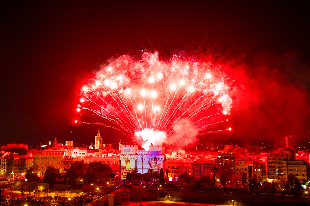 valenciacf_en's tweet photo. 🦇🦇 VALENCIA 🔛🔥 #VCFenFalles 🎇 https://t.co/O7uBzXFQXU