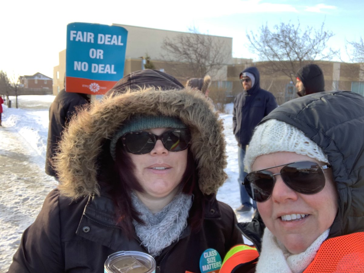 unrequinbleu's tweet photo. Out on this chilly morning to remind our community that #CutsHurtKids @ETFOeducators @ETFOPeel We stand united with educators access the province &amp; with our Union leadership who are all fighting to protect our world class education system. #ETFOstrong https://t.co/8XipjnlOW2