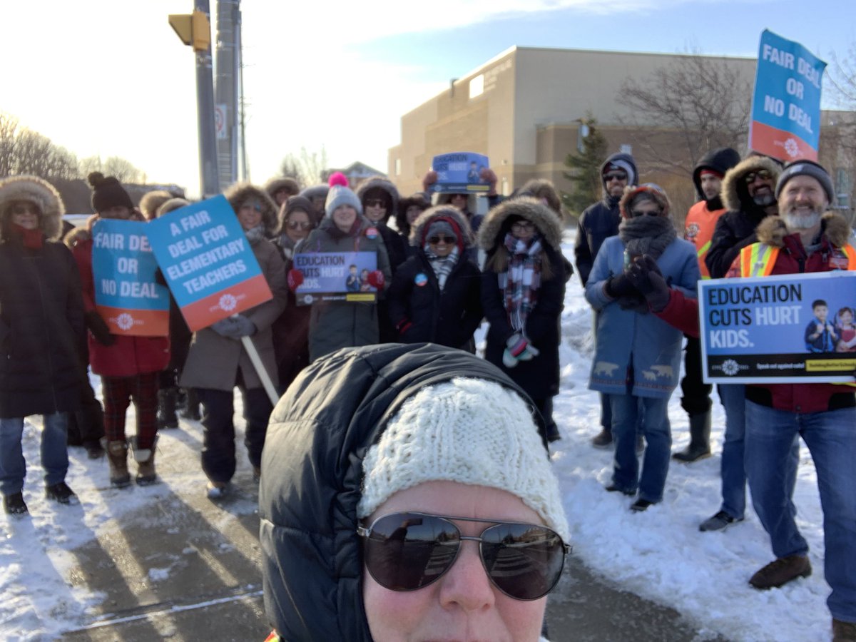 unrequinbleu's tweet photo. Out on this chilly morning to remind our community that #CutsHurtKids @ETFOeducators @ETFOPeel We stand united with educators access the province &amp; with our Union leadership who are all fighting to protect our world class education system. #ETFOstrong https://t.co/8XipjnlOW2