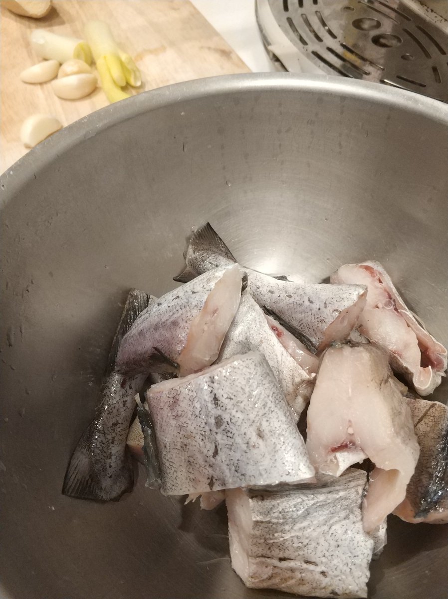 文涛on Twitter 今日宵夜 红烧鱼块之怀旧版 原料是水鳕鱼 大概算是最便宜的冻品海鱼 永辉卖六到八块一斤 九十年代初在北京念大学 食堂就两款鱼换着卖 水鳕鱼和白鲢鱼 默契度着学生的消费水平 文涛on Twitter 今日宵夜 红烧鱼块之怀旧版 原料是水鳕鱼 大概算是最便宜的冻品海鱼 永辉卖六到八块一斤 九十年代初在北京念大学 食堂就两款鱼换着卖 水鳕鱼和白鲢鱼 默契度着学生的消费水平