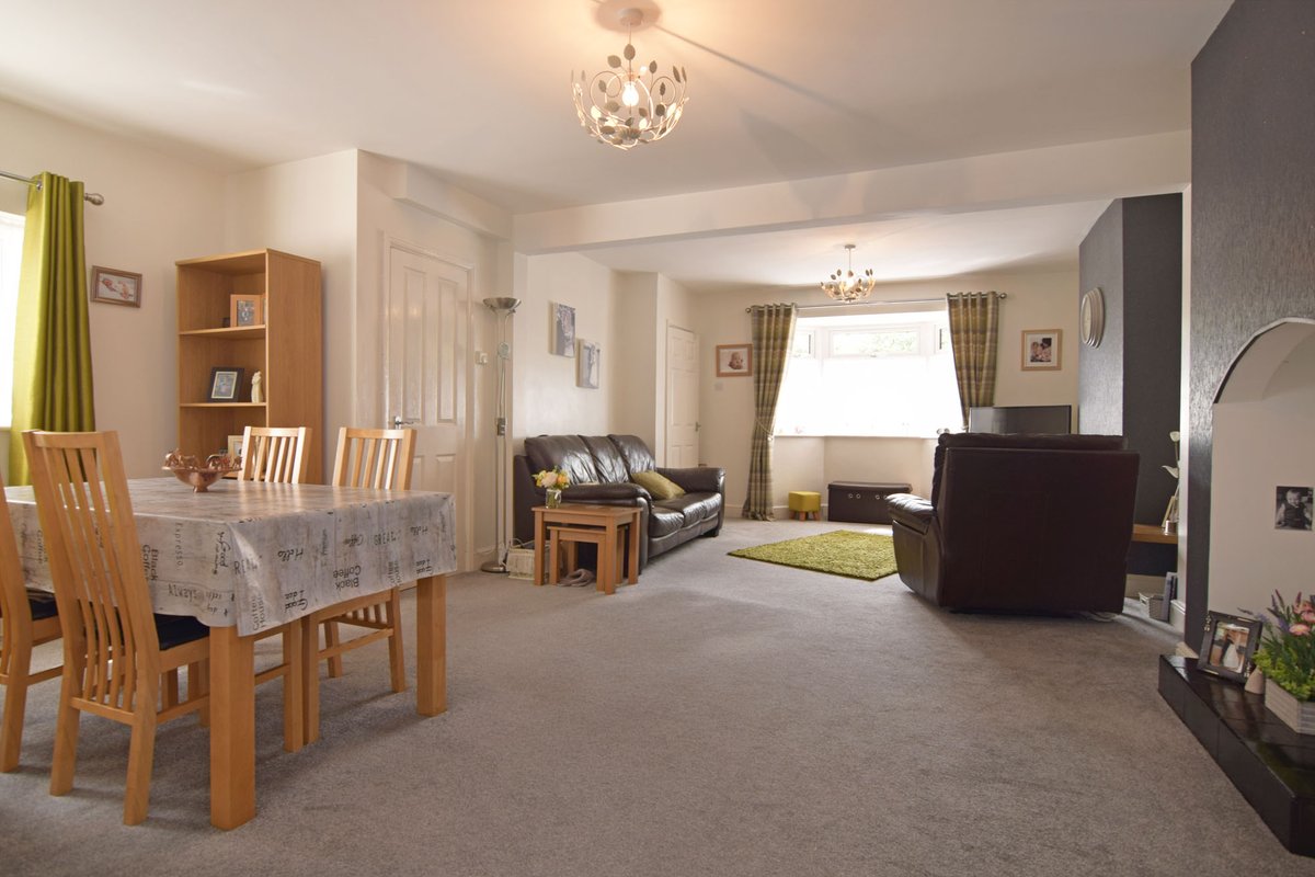 RTestateagents's tweet photo. NEW PRICE!! Just reduced is this lovely three bedroom semi detached home in West Winch. The home offers a huge amount of flexible, family living. A real must see home. #eastofengland #norfolk #westnorfolk #home #house #moving https://t.co/hxF54576F3