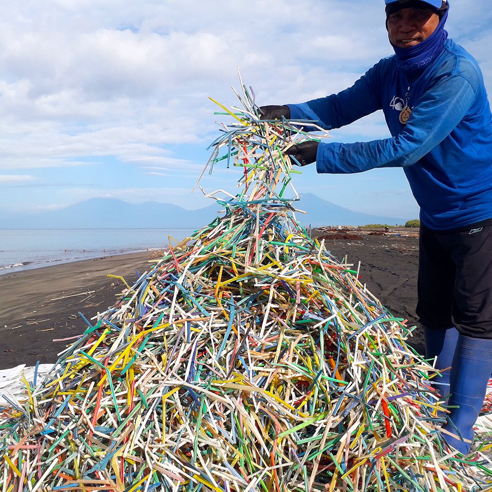 4ocean's tweet photo. Skip the Straw Day! 🚫🥤

The question always seems to get asked if skipping the straw can make a difference, so we asked the 4ocean Bali Cleanup Crew their thoughts. These pictures are what they sent back. https://t.co/jv9G6GZSjl