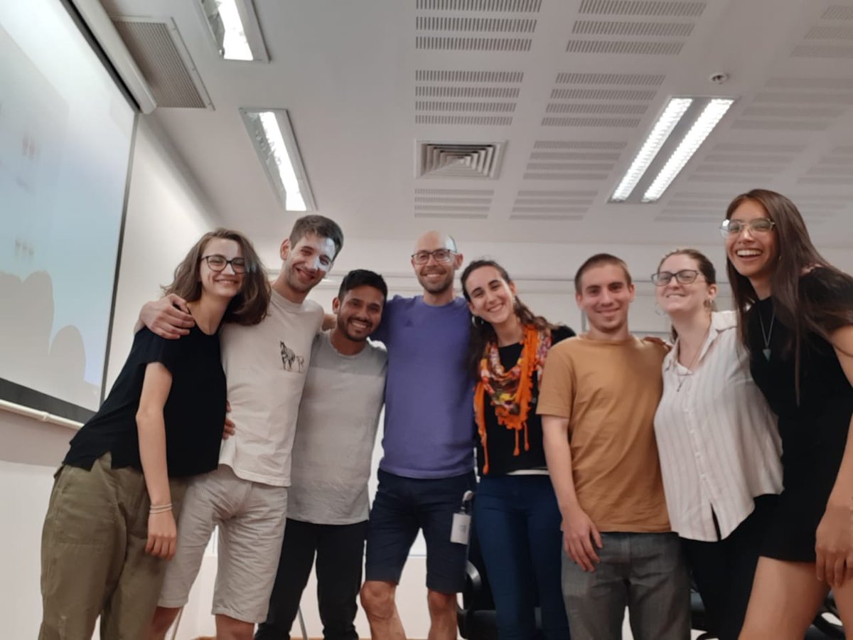 IBioBA_MPSP's tweet image. Otra jornada a puro experimento para l@s estudiantes de @UBAMedicina de la mano del investigador @SebasGiusti.
Estuvieron visualizando los resultados haciendo una electroforesis en gel de ADN. 
#SomosIBioBA #Medicina #evidencia #adn #forensics