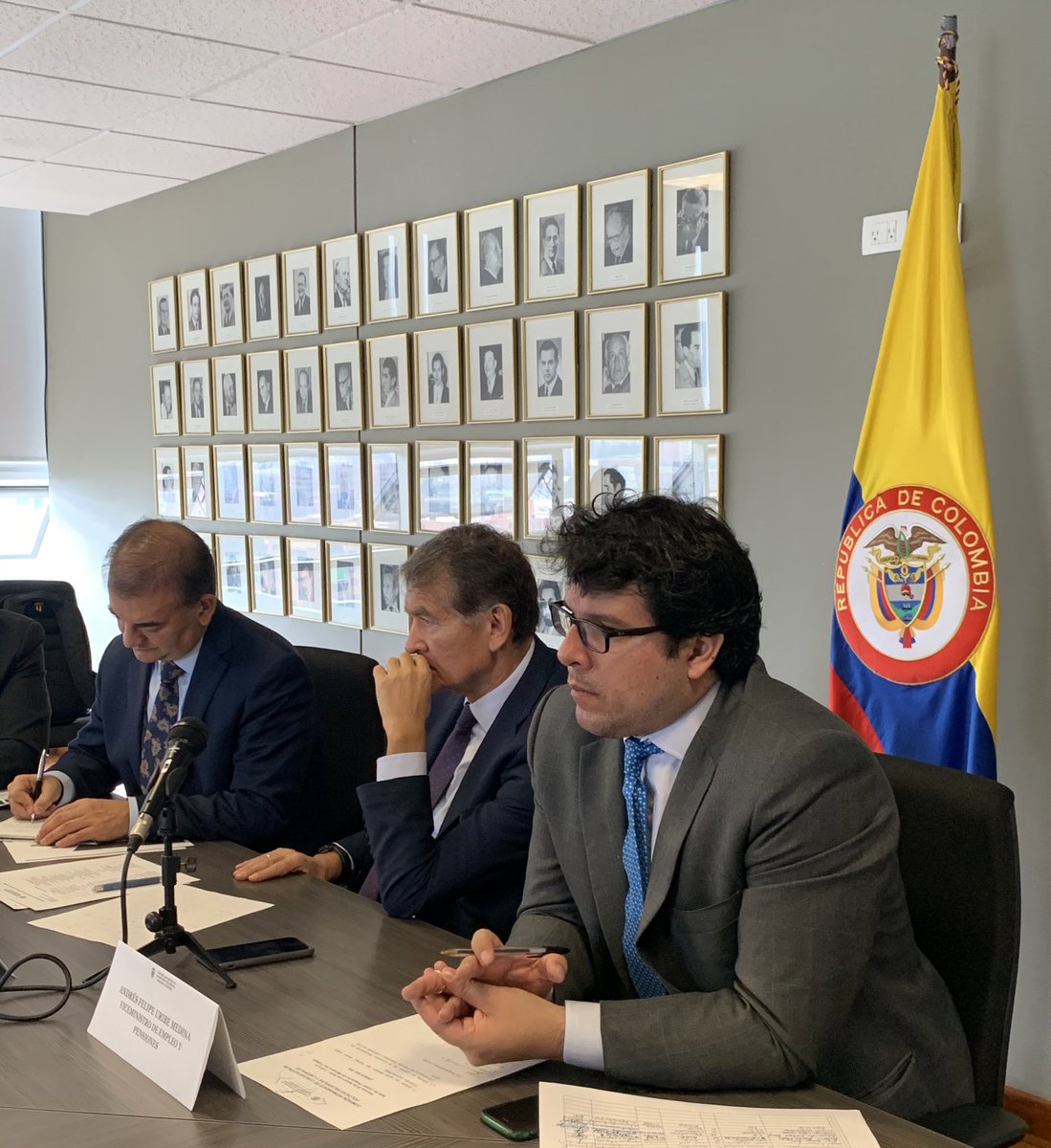MintrabajoCol's tweet photo. El ministro @angelccabrera, en compañía de los viceministros Carlos  Alberto @Baena y #AndrésFelipeUribe conoce en detalle el Informe de gestión de la Comisión Permanente de Concertación de Políticas Salariales y Laborales, @SecTecnCPCPSL del año 2019. https://t.co/ariQO8OVdh