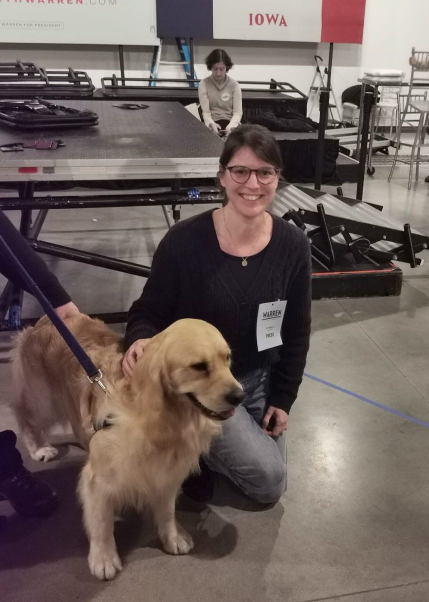 ChezSam_ne's tweet photo. .@heleneguinhut, notre reporter, nous raconte comment elle a fait la "selfie line", et pris la pose avec la candidate... et son chien. Restez bien avec nous jusqu'à la fin :) Bonne écoute 🗽 https://t.co/ZjB9GHX4j2