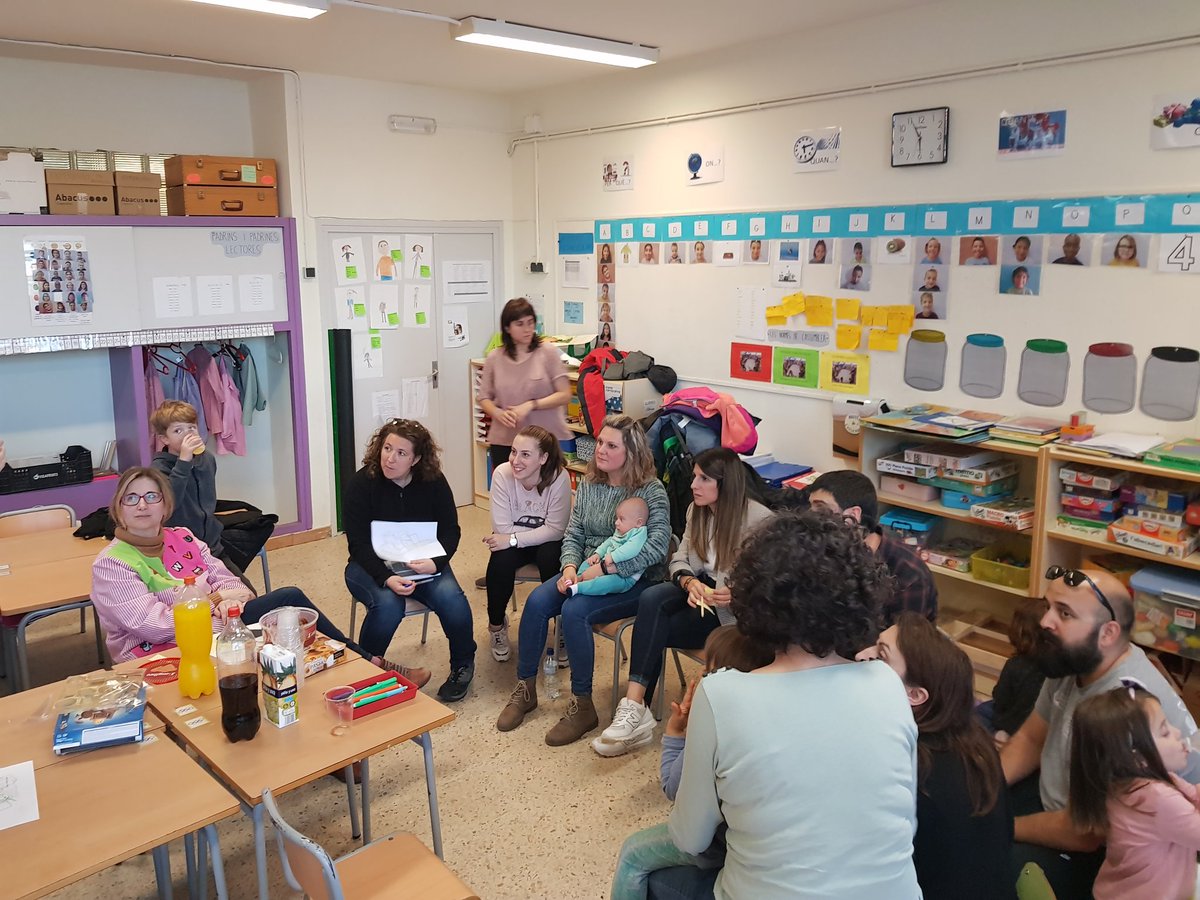ausiasmarchlh's tweet photo. Ahir vam seguir treballant amb famílies de @AMPAAUSIASMARCH ,mestres de @ausiasmarchlh i la cooperativa @Educambient_ com volem el pati de l'escola. #projectepati #ausiàsolímpic https://t.co/Nn5CNzn4vJ