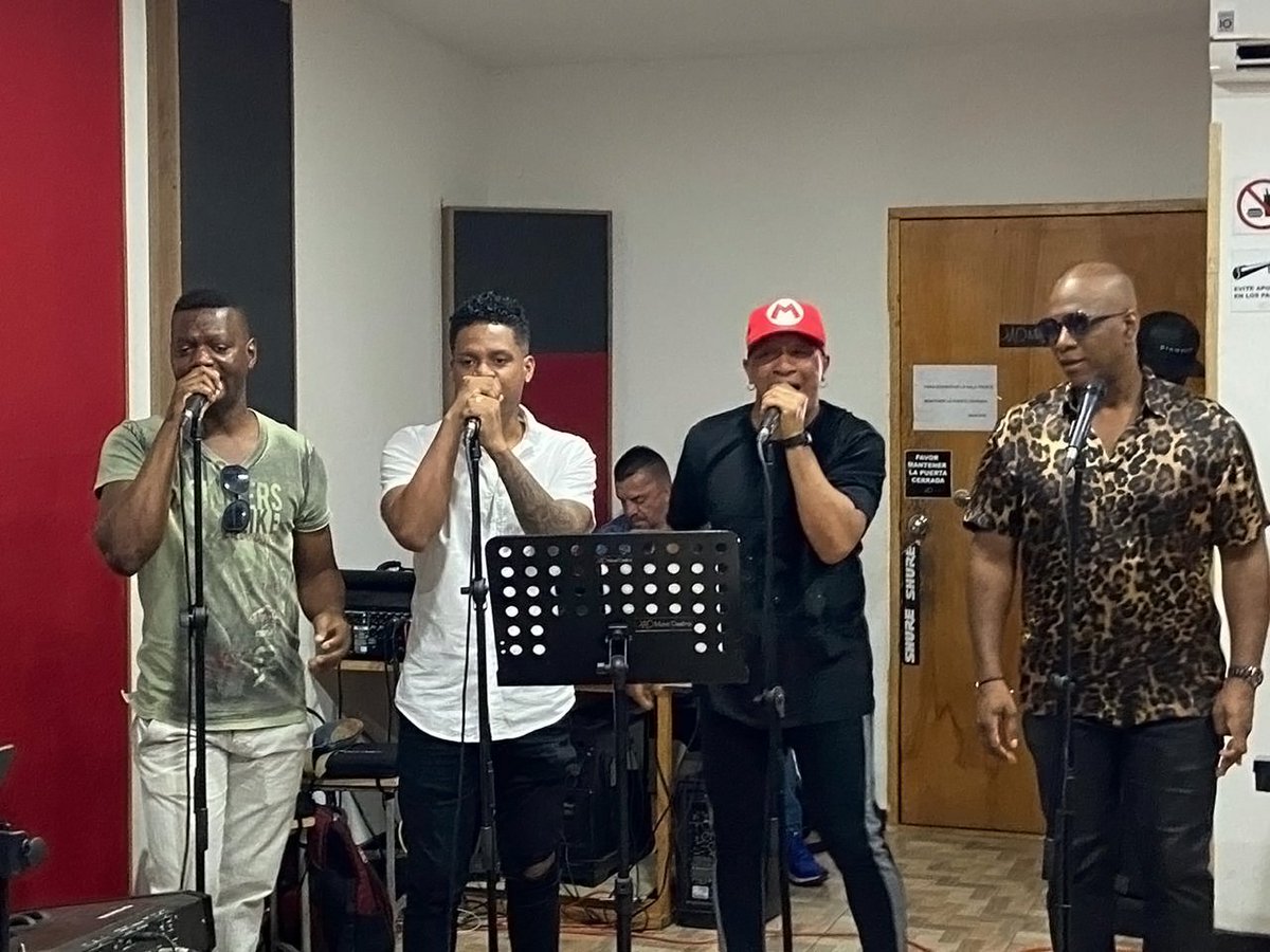JaviierVasquez's tweet photo. ¡Amigos! Nos seguimos preparando con todos los hierros y un alicate. Son de Cali Edición Limitada este próximo 7 de marzo en el "Arena Cañaveralejo" de mi Cali. ¡No se lo pierdan! Avi!

#Cali #calico #concierto #willygarcia #javiervasquez #sondecali #musica #salsa #reencuentro https://t.co/yf0jiao19y