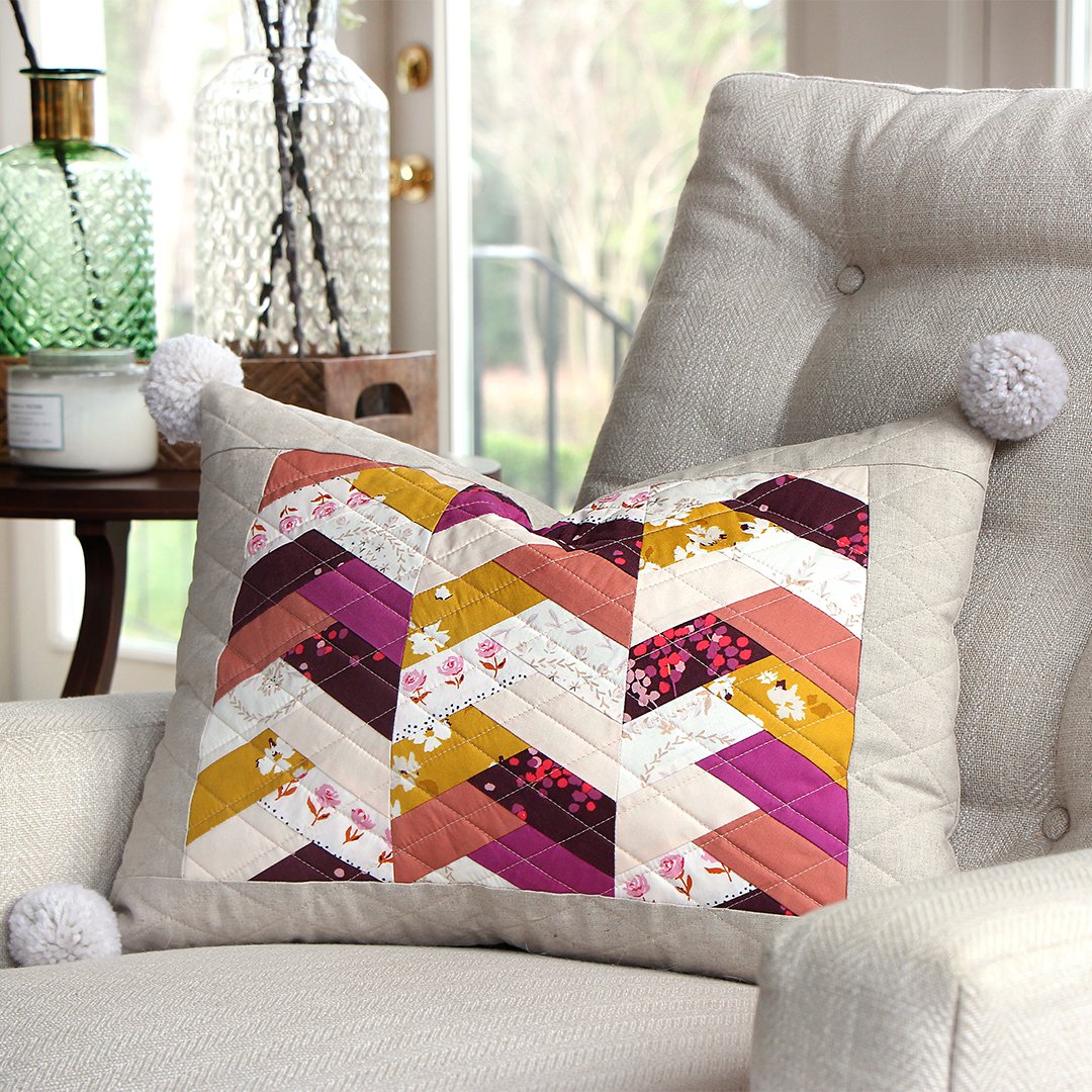 ArtGalleryFab's tweet photo. 💗Amy Sinibaldi created this “Herringbone Cushion” that immediately caught her eye when flipping through eliseandemelie’s book called “Patchwork Gifts” to show of her latest collection “Mayfair” and a few #puresolids too! ✂️✨
https://t.co/VNGQnqlZ8P
#agfmayfair https://t.co/HEpucHtoEP
