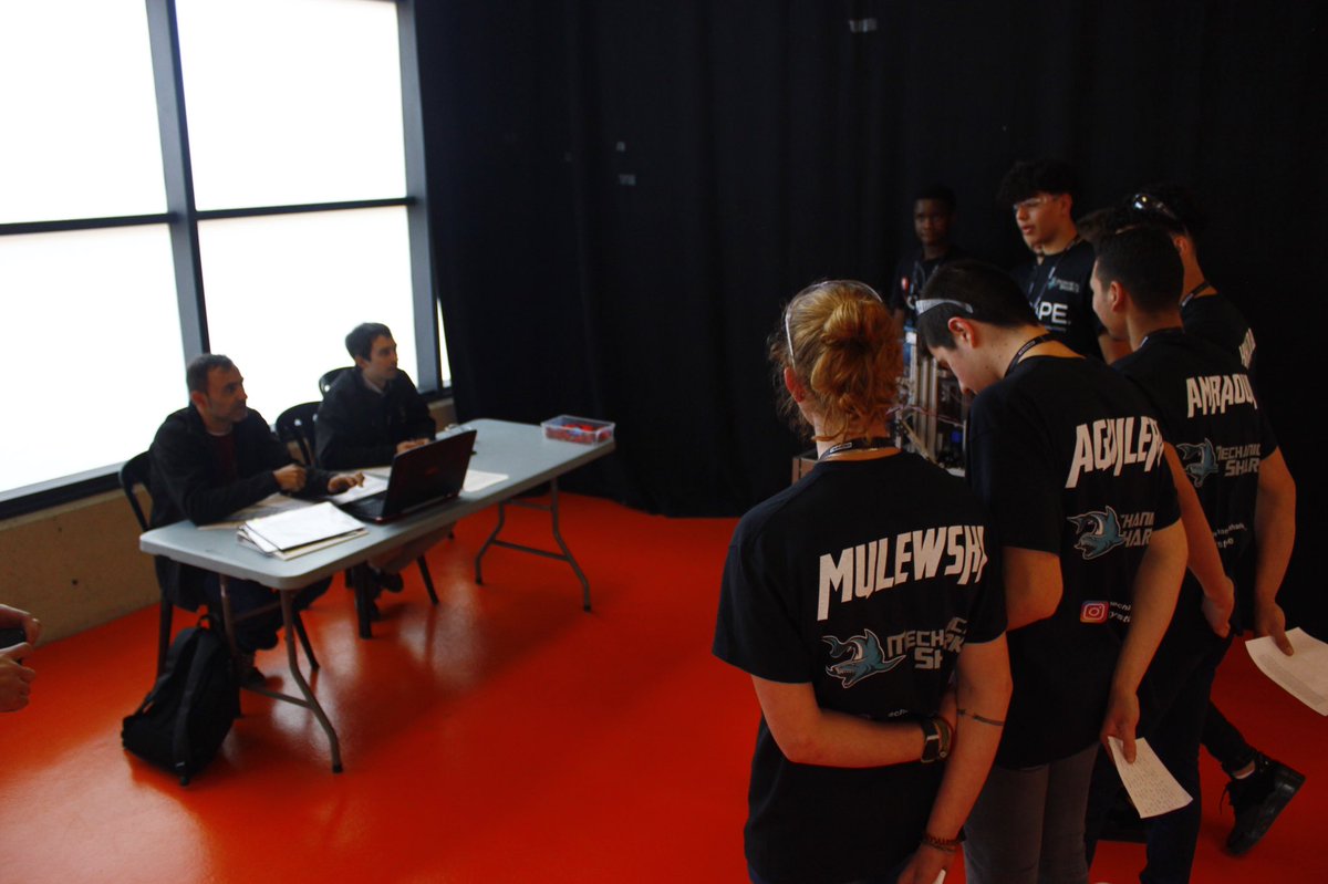 The teams are about to present the robots to the judges. #FTCUVic #FTCSpain