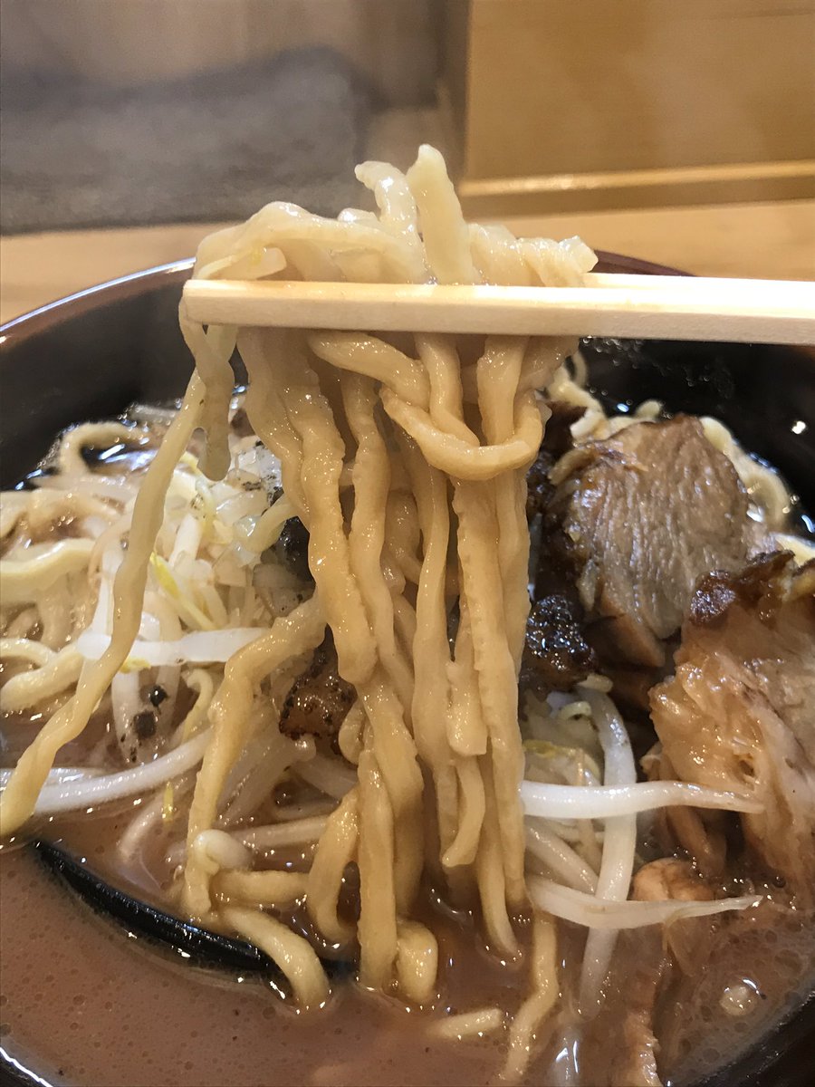 まー 白猫 M提督 兵庫県西宮市 三代目 麺家あくた川 限定 英三郎 二郎系ラーメン 醤油強めの二郎系 ラーメンだけど 焦がしネギ油が良い 麺は二郎ならではのゴワゴワした麺で かなり美味しかったぞ 月に１日するなど毎月出してほしいなぁ