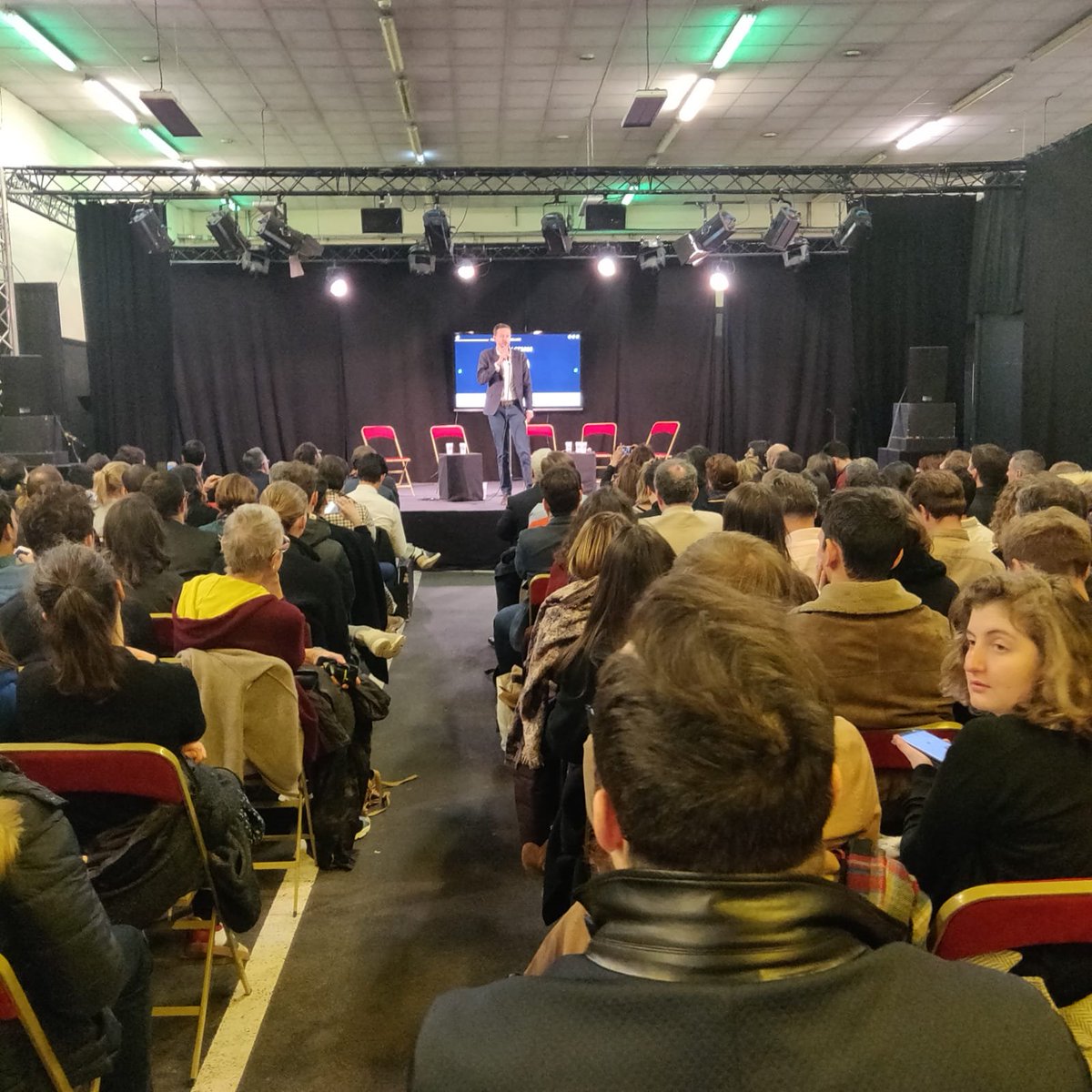 David_Belliard's tweet photo. Nous avons besoin d'un changement complet de paradigme : l'économie à impact positif ne doit pas être une annexe de l'économie traditionnelle, mais doit s'y substituer. 

Je présente ma vision d'une économie sociale au débat du @Mouves_ES. 

#Impact2020 #EcologieParis https://t.co/Mg533nrUvI