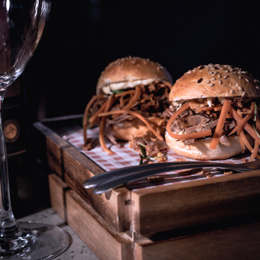 Een borrelhapje van onze nieuwe kaart waar jij je weekend goed mee begint? Die hebben wij!

'Een Brioche met rilette van eend en zoetzure wortel'. 

#foodbarzilvr #Wageningen #weekend #weekendvibes #foodbar #foodgram #eend #fridays #relaxmode #foodstagram #vrijmibo