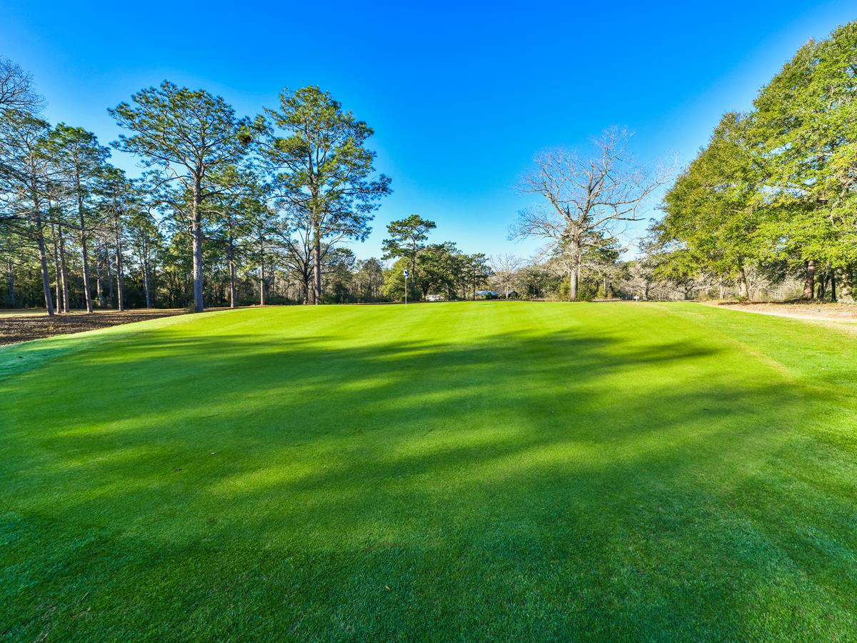 LANDFLIP's tweet photo. Dogwood Lakes Golf Club is a 151 +/- acre turn-key #golf operation on the Florida Panhandle and comes complete with all the equipment &amp; infrastructure needed for successful day-to-day operation. Learn more on the #LANDFLIP BLOG. Offered by @HautamakiLand https://t.co/6uRByHMfWd https://t.co/qKfmNdgy1R