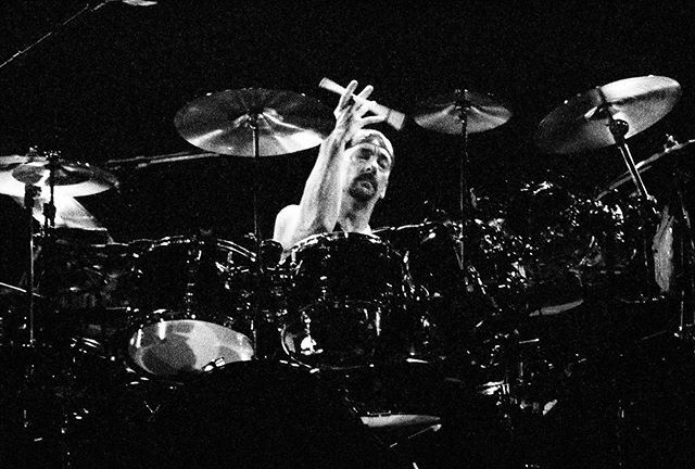 OCDrumLessons's tweet photo. Neil Peart 2/5/1994-Counterparts Tour Photo by @scottreederdrums Cannon A1 800 Speed Fuji film “ Freeze this moment a little bit longer” @rush @geddyimages @ludwigdrumshq #neilpeart #geddylee #alexlifeson #rushband #rush #photography #photofriday#ludwigd… https://t.co/RGSFMwwpon https://t.co/aVsyyAP6Tw