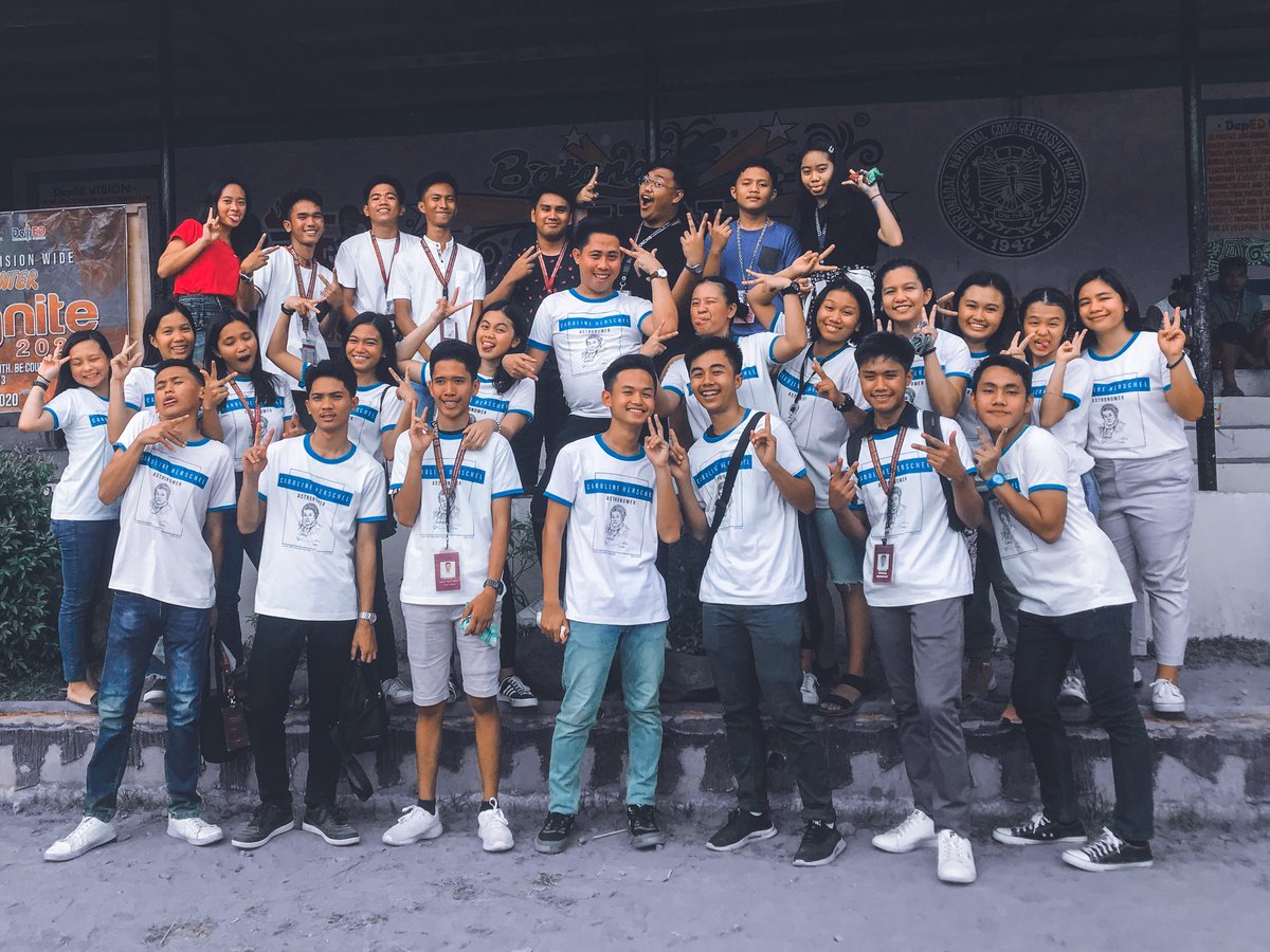 primajayron's tweet photo. Indi pwede nga ang bago lang daw may picture. Ang una nga Herschel dapat may ara man daw dapat. Sosyaaaaaalan😂👏 Pegbegyen. Te nami kay wala nakatshirt iban kag wala man iban. 🤣👍 Magraduate na gid silaaaaa. Di pa ko ready😭😭😭
#Herschel #Batch2019 #Hersheys #STEM2 https://t.co/fZjetI08nJ