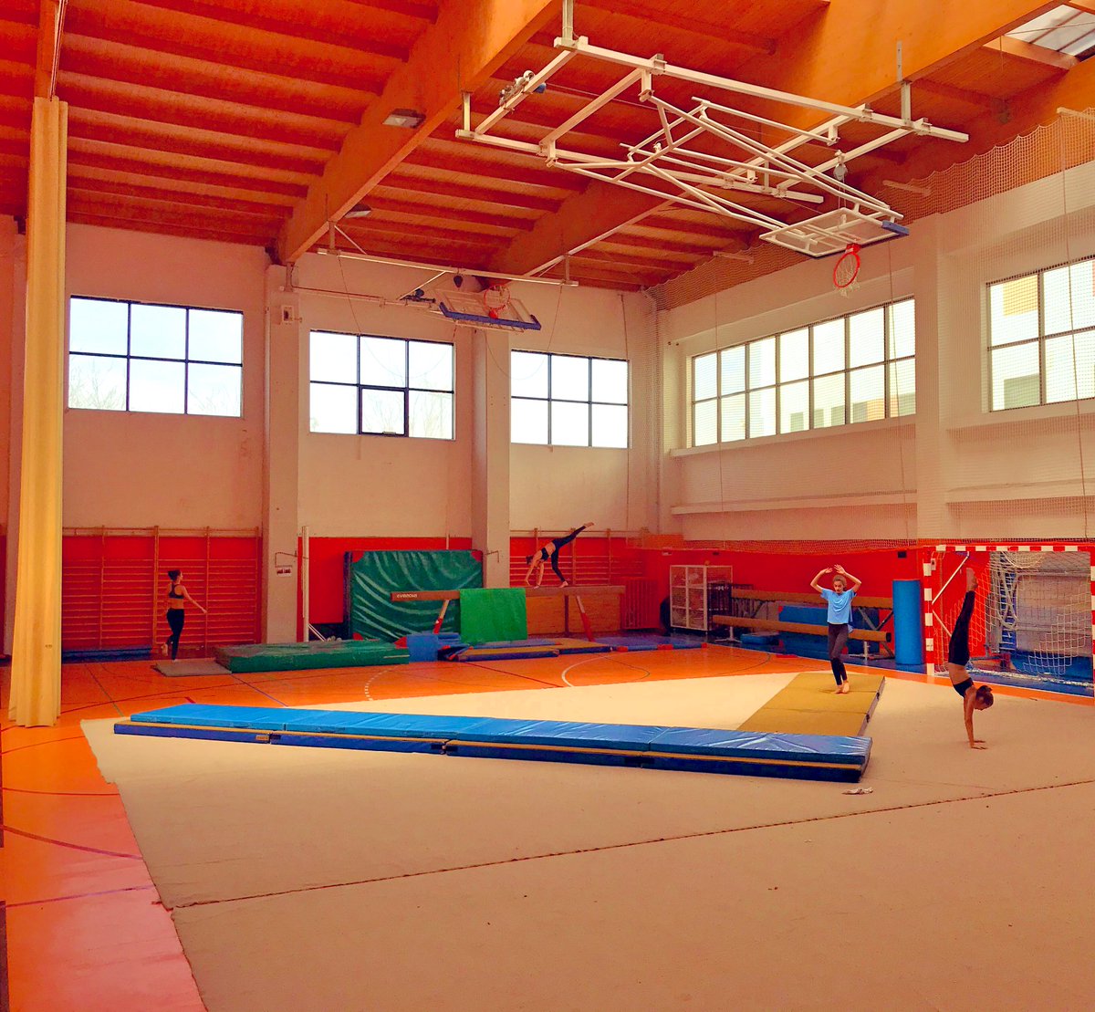 LARARM86's tweet photo. Ultimando detalles para próximas competiciones de nuestras federadas. @GSDcdeportivo @andresclavero80 #gimnasiaartistica https://t.co/kb9JHO9ZPn