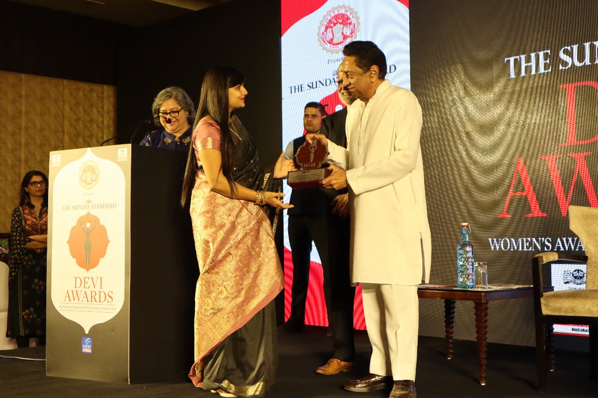 indulgexpress's tweet photo. @PrabhuChawla @Devi_Awards @Eventxpress @NewIndianXpress @Eddybirdman @CMMadhyaPradesh Smiles all around as our Devi, Vinita Mewada graces the stage. #DeviAwardsIndore @PrabhuChawla @Devi_Awards @Eventxpress @NewIndianXpress @Eddybirdman https://t.co/sF3BoUxLsS