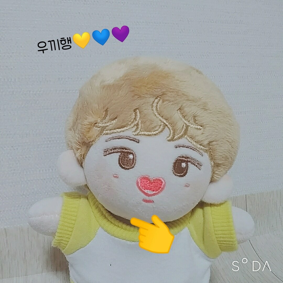 마지막 사진은 손이 짧은 꿀빵이를 위해 편집으로👈🤔💛💙💜 #꿀빵우니 #우끼행