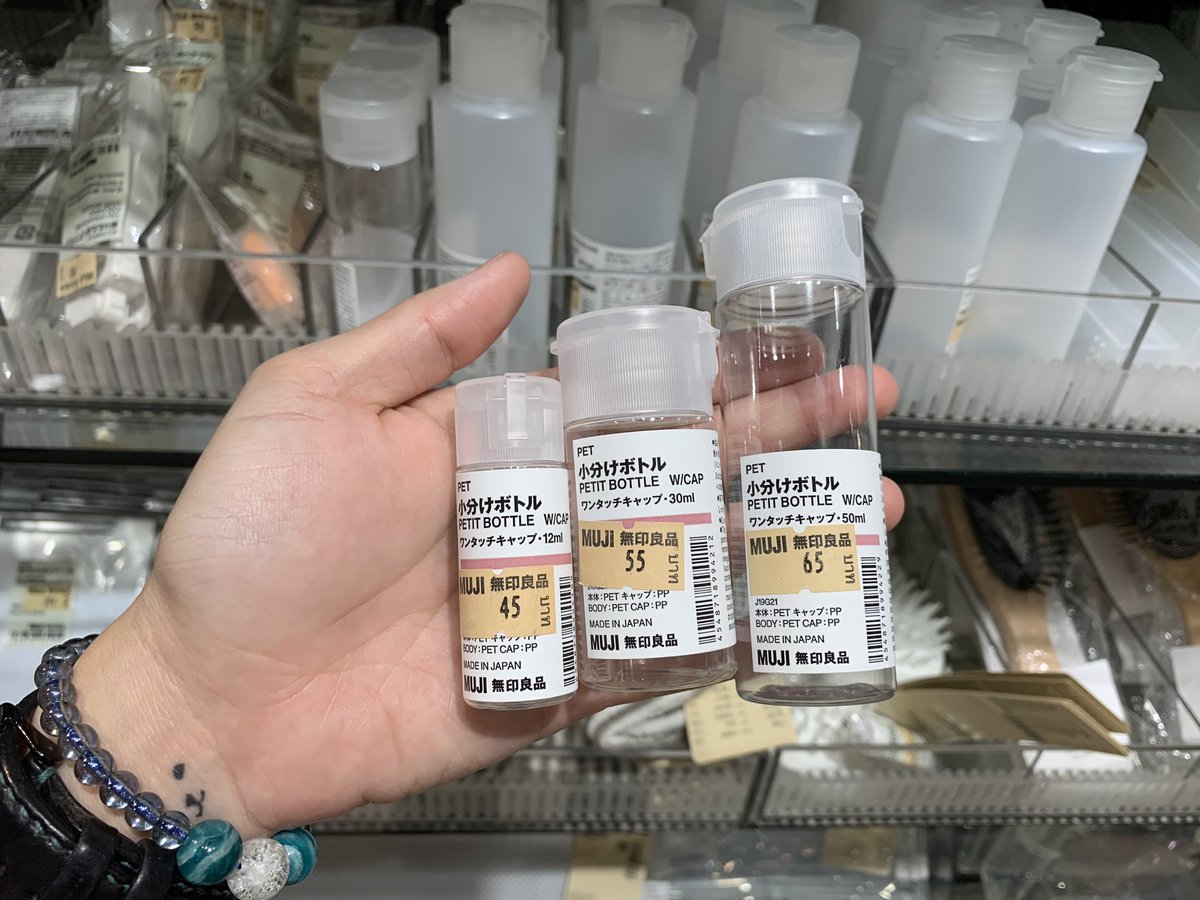 จะซื้อขวดแบ่งใส่แอลกอฮอล์ อย่าลืมดูคำว่า PET ซึ่งจะมีความทนทานกว่ากว่าขวดพลาสติกทั่วไป ซึ่งขวดธรรมดาด้านหลังจะบอกเลยว่าห้ามใส่แอลกอฮอล์ ดูกันดีๆ 
#ของดีบอกต่อ #โควิด19 #COVIDー19