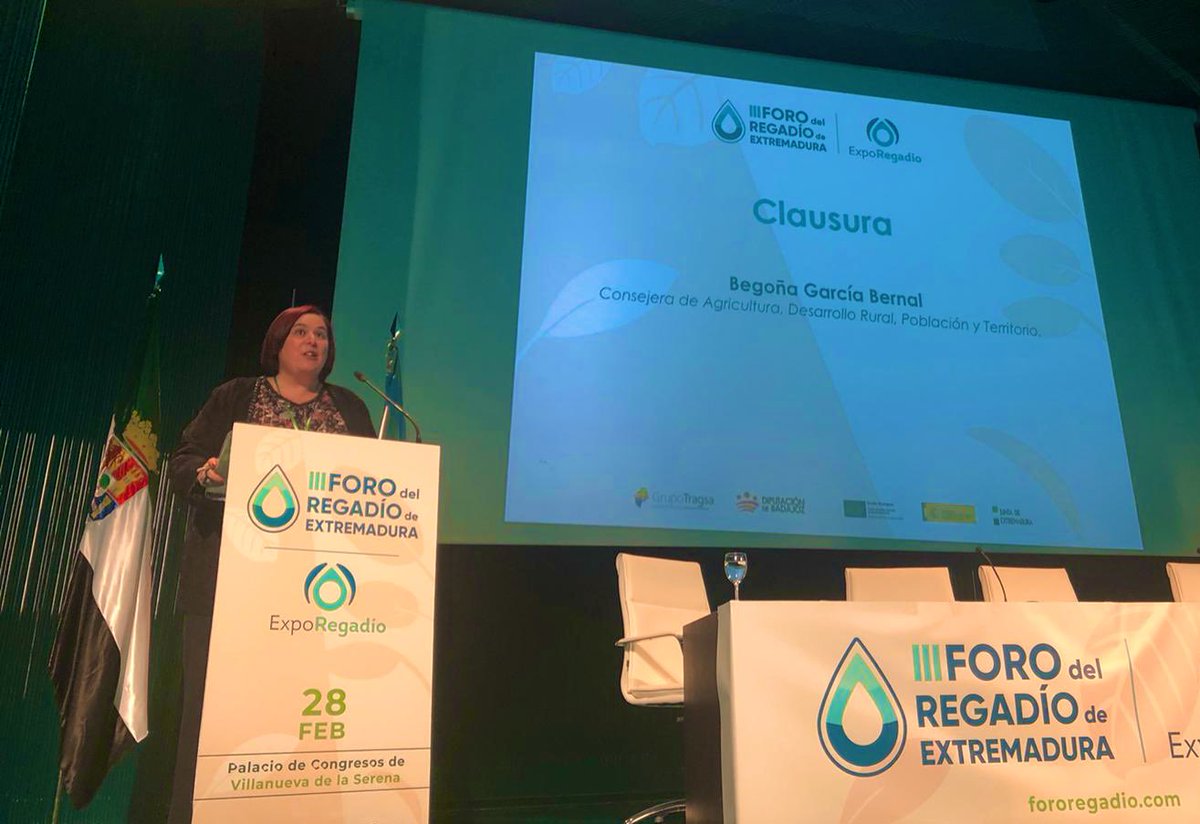 Las CC de Regantes presentes en la clausura del #IIFOROREGADIO han roto a aplaudir cuando <a href="/BegoaBernal/">Begoña García Bernal</a> <a href="/Junta_Ex/">Junta de Extremadura</a> ha reiterado que se va a firmar el 2º convenio para #modernizacionderegadios afirmando 👉🏻“<a href="/SEIASA_OFICIAL/">SEIASA💦🇪🇸</a> volverá a Extremadura porque hace mucho tiempo que no está”