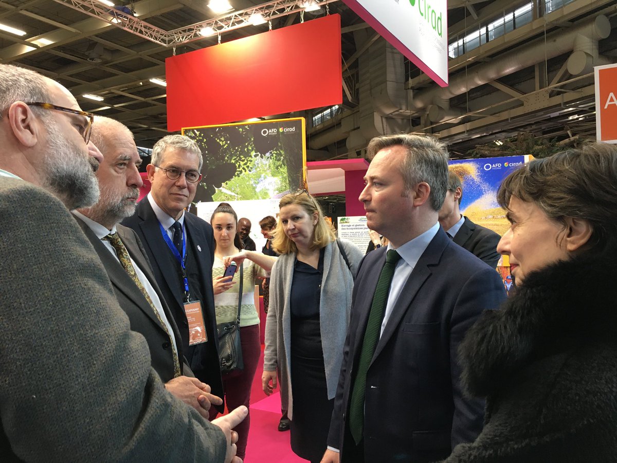 fusillierc1's tweet photo. #SIA2020 @Salondelagri Visite du stand @AFD_France et @Cirad par le Ministre d’Etat JY Le Drian et par le Secrétaire d’Etat JB Lemoine. Une occasion supplémentaire pour évoquer les enjeux agriculture-biodiversité-climat https://t.co/5RIJnWQRd7
