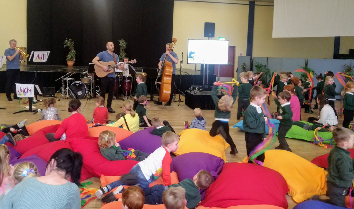 _ampmusic_'s tweet photo. Some of us like to jump around, some of us like to wriggle, some of us like to lie down, but we all love listening to live music! #earlyyearsmusic @sinfoniavivauk @OrchestrasLive @Whitbypavilion #flutterandfly https://t.co/6imqW1RkCD