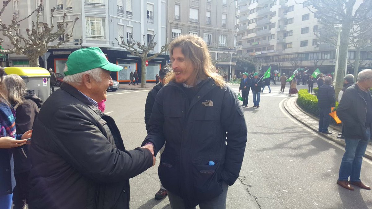 PodemosLeon's tweet photo. Esta mañana las agricultoras y ganaderas de #leonesp han salido a la calle y @_PabloFdez_ ha estado con ellas. #PreciosJustos https://t.co/OUhUpEcrCE