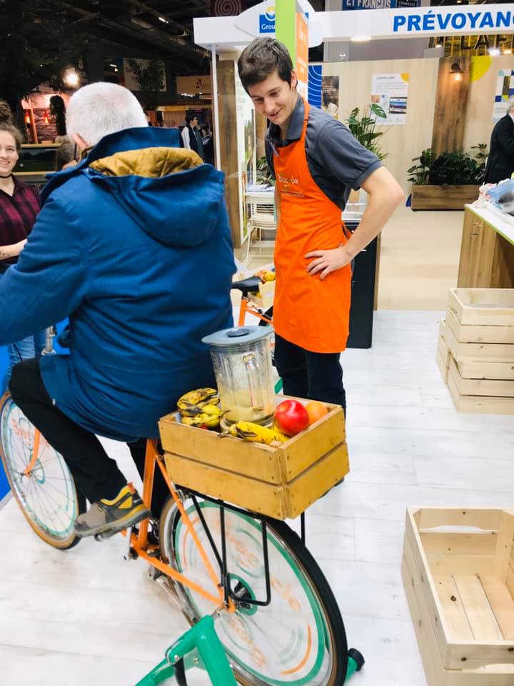 ADT_alsace's tweet photo. Le @Salondelagri  c'est aussi une sensibilisation à l'anti-gaspi et aux initiatives #0déchets !
Nos pommes piquées sont revalorisées par notre voisin de stand Biocycle en quelques coups de pédales pour régaler les visiteurs avec de délicieux smoothies 😋 🍎
#TerrAlsace #SIA2020 https://t.co/JOkRz74MRh