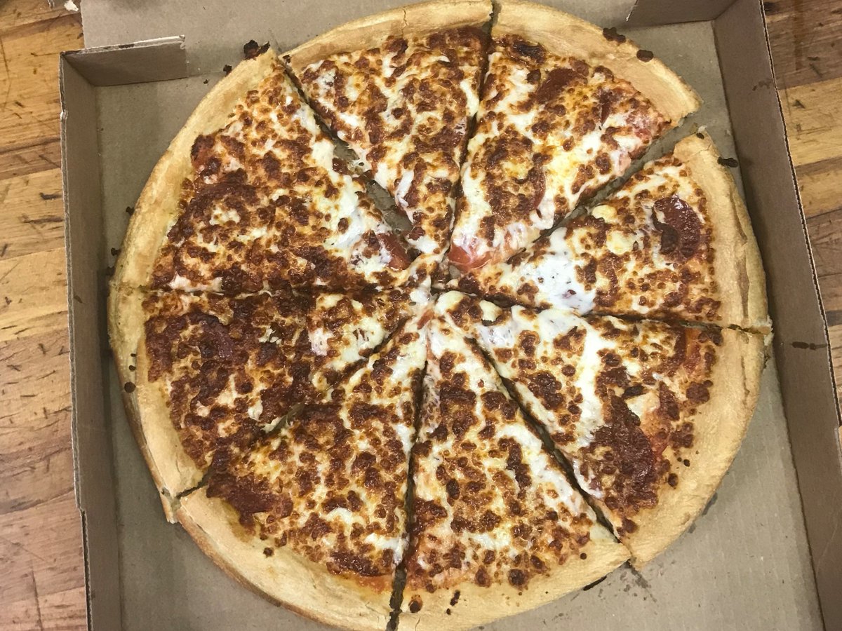 MurrayMrB's tweet photo. #FreePizzaFriday is here! Hit that RT button for your chance to win a free large one topping from Mister B's! Must follow to win. 🍕 https://t.co/vDsU3tWn5B