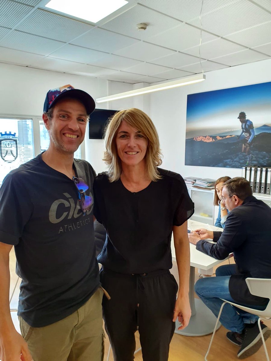 TenerifeBlueTra's tweet photo. Hoy nos ha visitado @YerayDuran, ganador de la Tenerife Bluetrail 2019. ¡Ya está preparando la ULTRA de la #TenerifeBluetrail2020 💙✌🏼!
https://t.co/zgpucEoqIp | @FOexpress #ecorunning
En la foto, le acompaña @40csosa consejera delegada de #IDECO https://t.co/KnKC5pBB6G