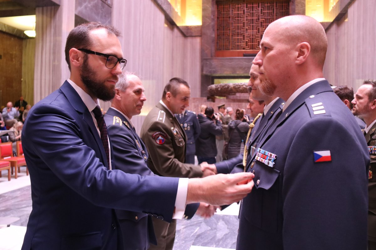 ObranaTweetuje's tweet photo. Návrat ze zahr. operací:

Náměstek @TomasKopecny_CZ a gen. Jaromír Zůna předali na Vítkově ocenění:
🔸pilotům #gripen a dalším vojákům #21zTL, kteří střežili v Estonsku vzdušný prostor Pobaltí #BAP2019
🔸chemikům #31prchbo a příslušníkům #vojenskápolicie za misi @CJTFOIR v Iráku https://t.co/EU2okUUN0x