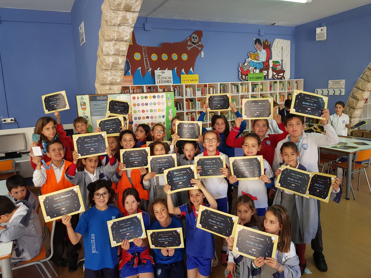 JesuitaAlicante's tweet photo. Un mes más, @Agora_CIJ  ha hecho entrega de los diplomas a los adivinos de febrero.
Para todos aquellos que hayan acertado y aún no tengan su diploma pueden pasarse por el Ágora. Para los que no hayan tenido suerte, el lunes tendrán una nueva adivinanza. https://t.co/SFroj8MuPo