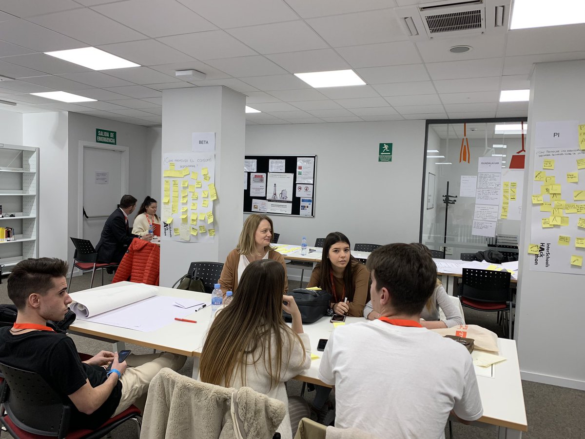 UEValencia's tweet photo. Nervios, ilusión y muchas ganas de aportar soluciones creativas e innovadoras con las que trasformar y mejorar la sociedad. Esto es lo que se respira entre los equipos participantes en el #HackathonUEV. Ya están ultimando sus proyectos. ¡Y tienen muuuy buena pinta! https://t.co/P2lhpE0pRn