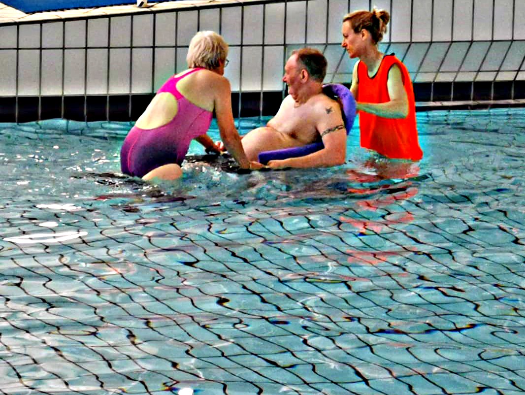 DolphinSwim11's tweet photo. Who is joining us for a swim tonight? 19:30-20:30 @WokingLC ? Get that #FridayFeeling with #Dolphinsswim - Accessible swim sessions for all. Newbies welcome! @petalawrence @AccessGfod @Elspeth08 @access4everyone https://t.co/6K67NG2SNQ