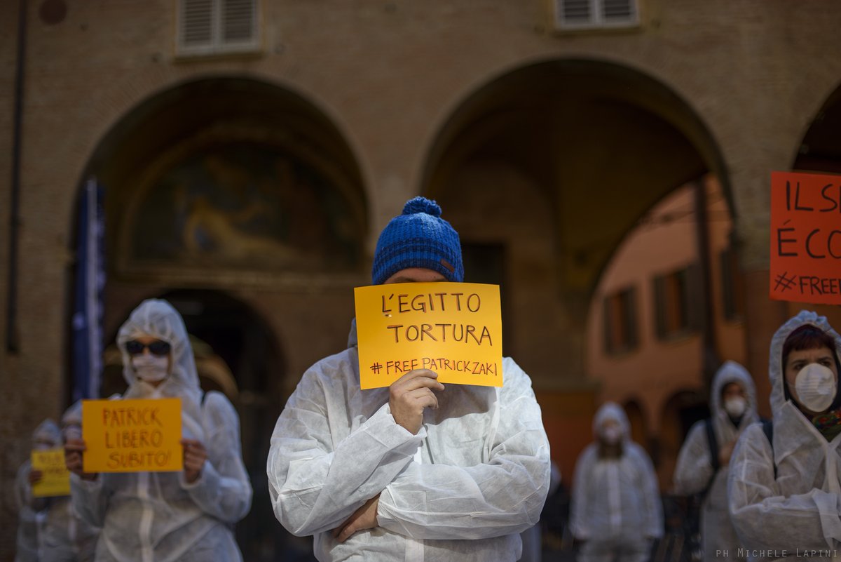 MicheleLapini's tweet photo. #Flashmob a #Bologna per chiedere la #liberazione di #PatrickZaki, lo #studente #egiziano arrestato al #Cairo e ancora detenuto in #carcere. Oltre alla #solidarietà verso lo studente gli/le #attivist* chiedono la fine degli accordi con l’#Egitto.
#freepatrick #FreePatrickZaki https://t.co/JBnaCcVCTq
