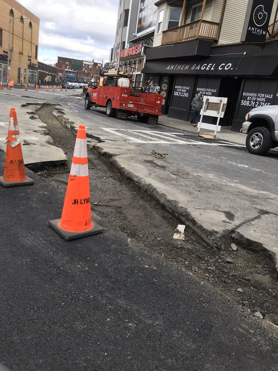 KSquareUpdates's tweet image. 2/28/20 Construction Update:

Start of trench construction. Intended use as shelter for flaggers during rush hour.