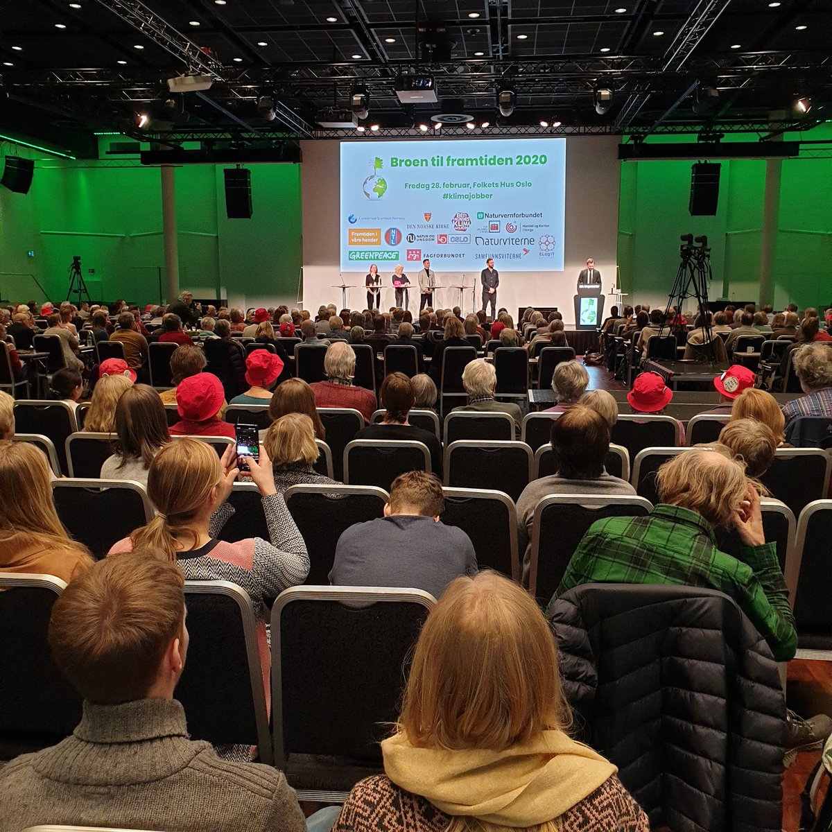 Solblid's tweet photo. Ungdommen streiker 😃 Hvorfor bruker ikke fagbevegelsen retten til politisk streik til å kreve klimahandling? 🌏 Konferansen Broen til framtiden er en god start, men vi trenger å jobbe mer sammen for en rettferdig omstilling til #klimajobber @Spireorg https://t.co/0pwL3yNDyA