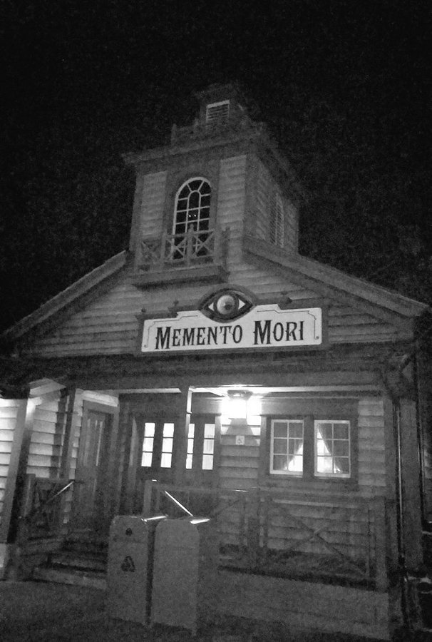 ラテン語さん アナザースカイでは フロリダディズニーをやっていました フロリダディズニーにある ホーンテッドマンションのグッズショップ Memento Mori は ラテン語で いつか死ぬということを忘れるな という意味です