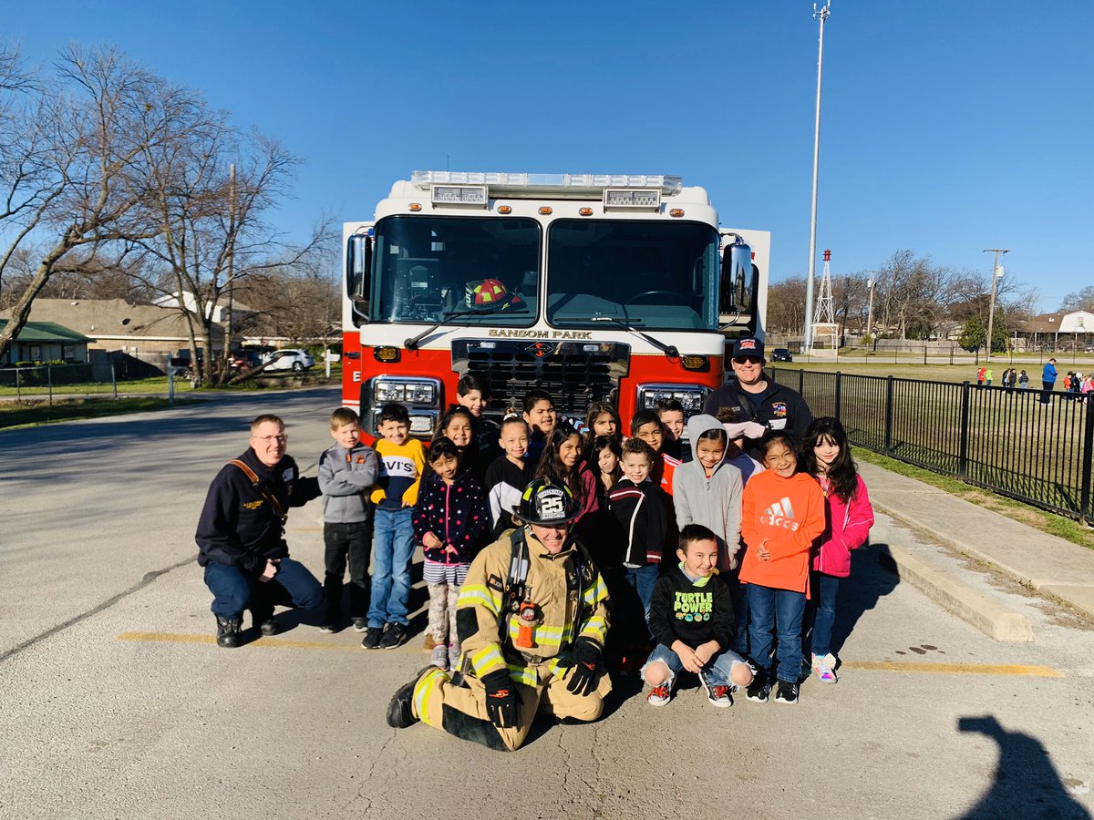 Mrs_Becker105's tweet photo. Thank you Sansom Park Fire Department for teaching us all about your CAREER!  #careerday #joyjames #AllMeansAll4CISD #makeitmatter https://t.co/Uynkcci21H