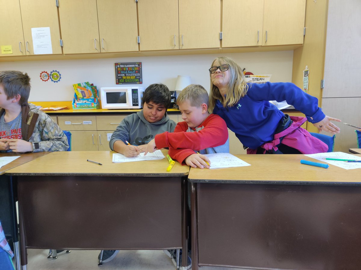 Working as a #team to describe triangles. #thinkbiglisd <a href="/LampasasTCE/">Taylor Creek Elementary</a>