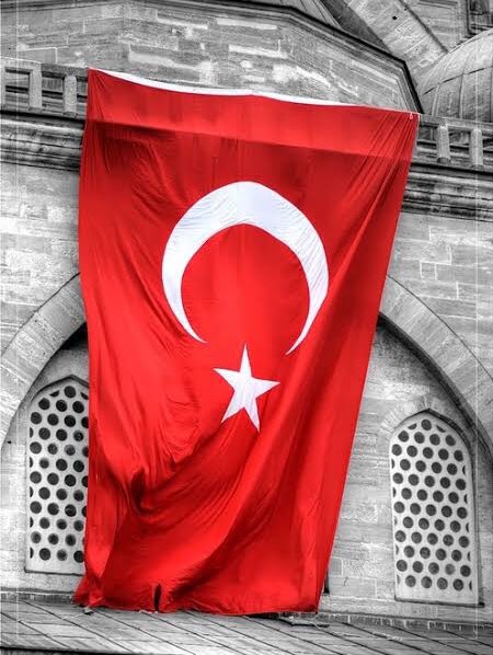 Pencereden baktığınızda, güneşi esirgemiyorsa gökyüzü, birileri yaşadığınız günlerin bedelini ödediği içindir.🇹🇷
#ŞehidinVarTürkiyem