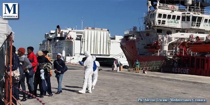 ReteRestUmani's tweet photo. #Coronavirus Ancora #discriminazioni! Nonostante i test negativi, quarantena solo a migranti e equipaggi di navi umanitarie (#OceanViking, #SeaWatch3), non alle altre imbarcazioni (passeggeri, crociera, merci).

Leggi tutto: https://t.co/ErhvBNp8rZ

#CarolaRackete 
#Restiamoumani https://t.co/lzoTw4FpYk