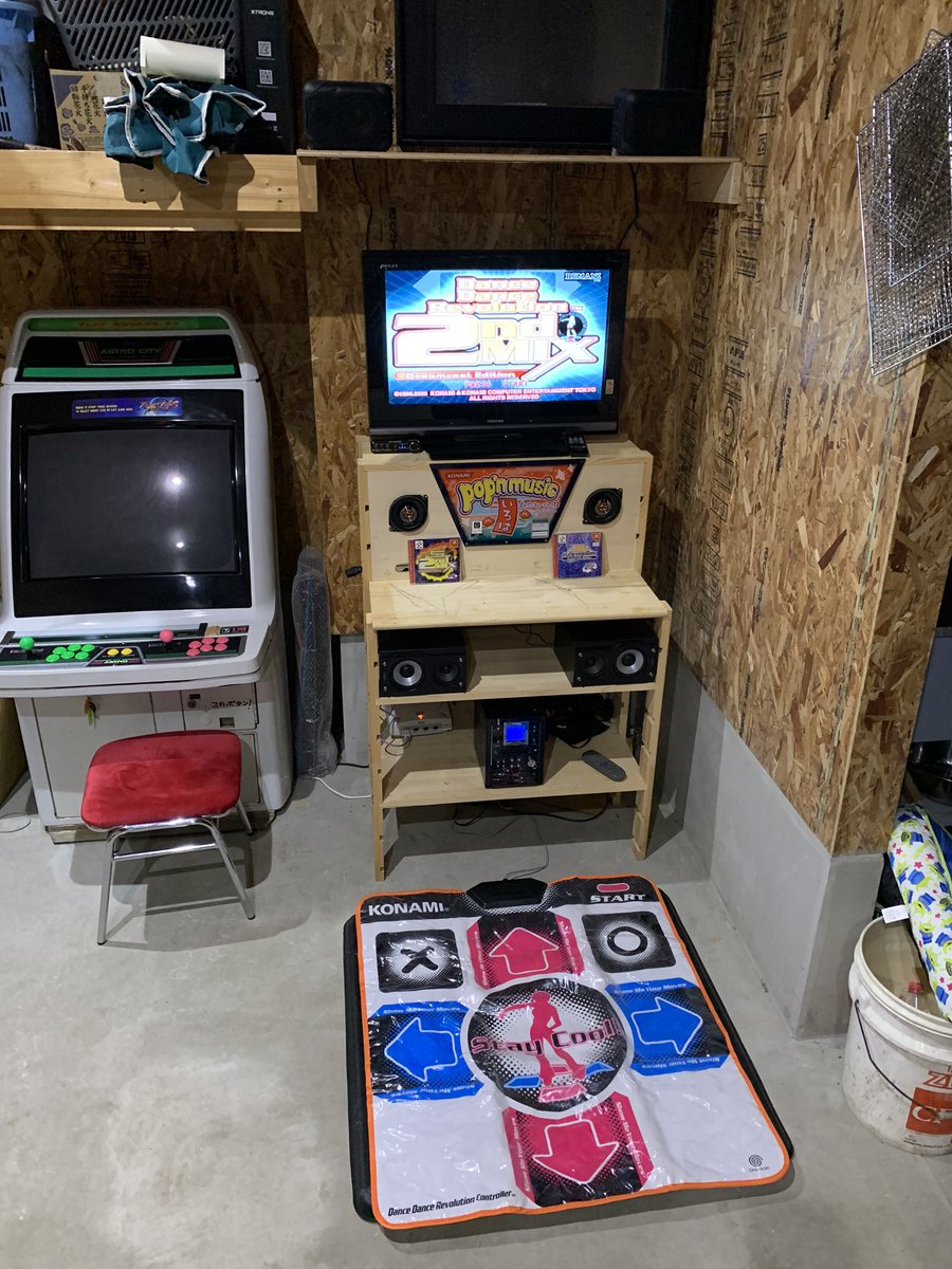 マコト 自作ポップン筐体からddrに生まれ変わりました Dc版ddr2ndです 上に旧筐体と同じスピーカーでアンプはオプティカルケーブルをスプリッターで2系統にし上と下別のアンプにしました モニター下のコアキシャルは殺してます Ddr レトロ