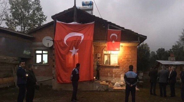 Şairin “Balkona bayrak astım sonra öptüm ve sustum, Türkiye ağır yüktür kemiği çatırdatır” dediği yer. Kerpiçten, sıvasız evlerin kaderi galiba bu yükü çekmek
